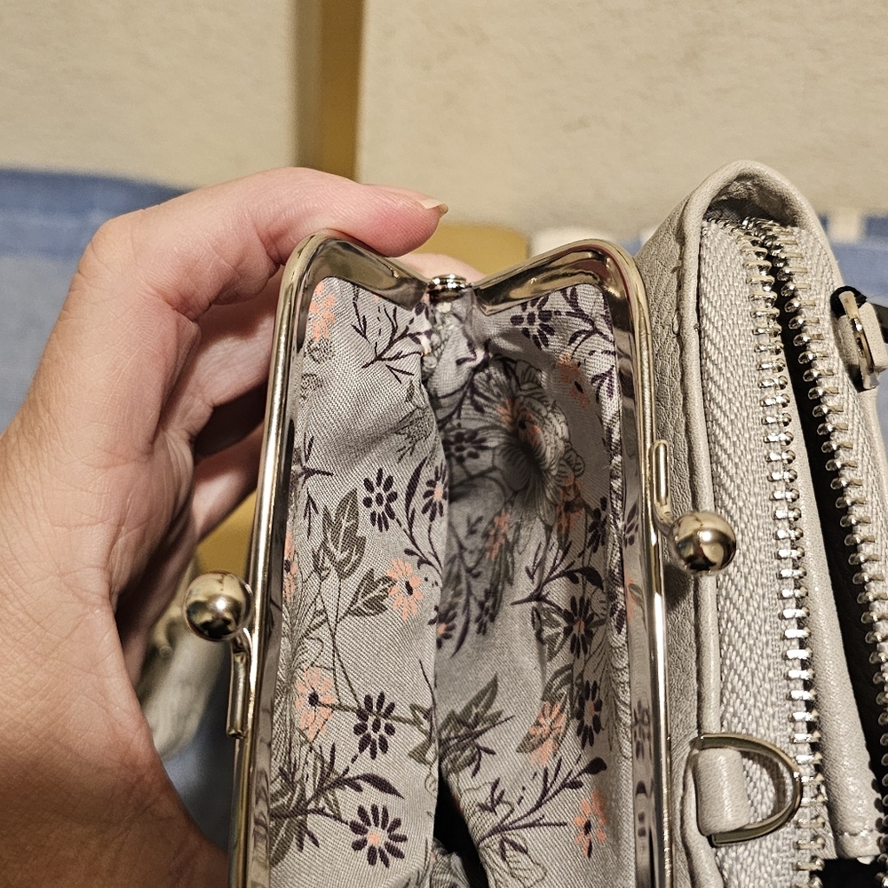 Slate Crossbody With Kisslock By K-carroll - Picture 3 of 5